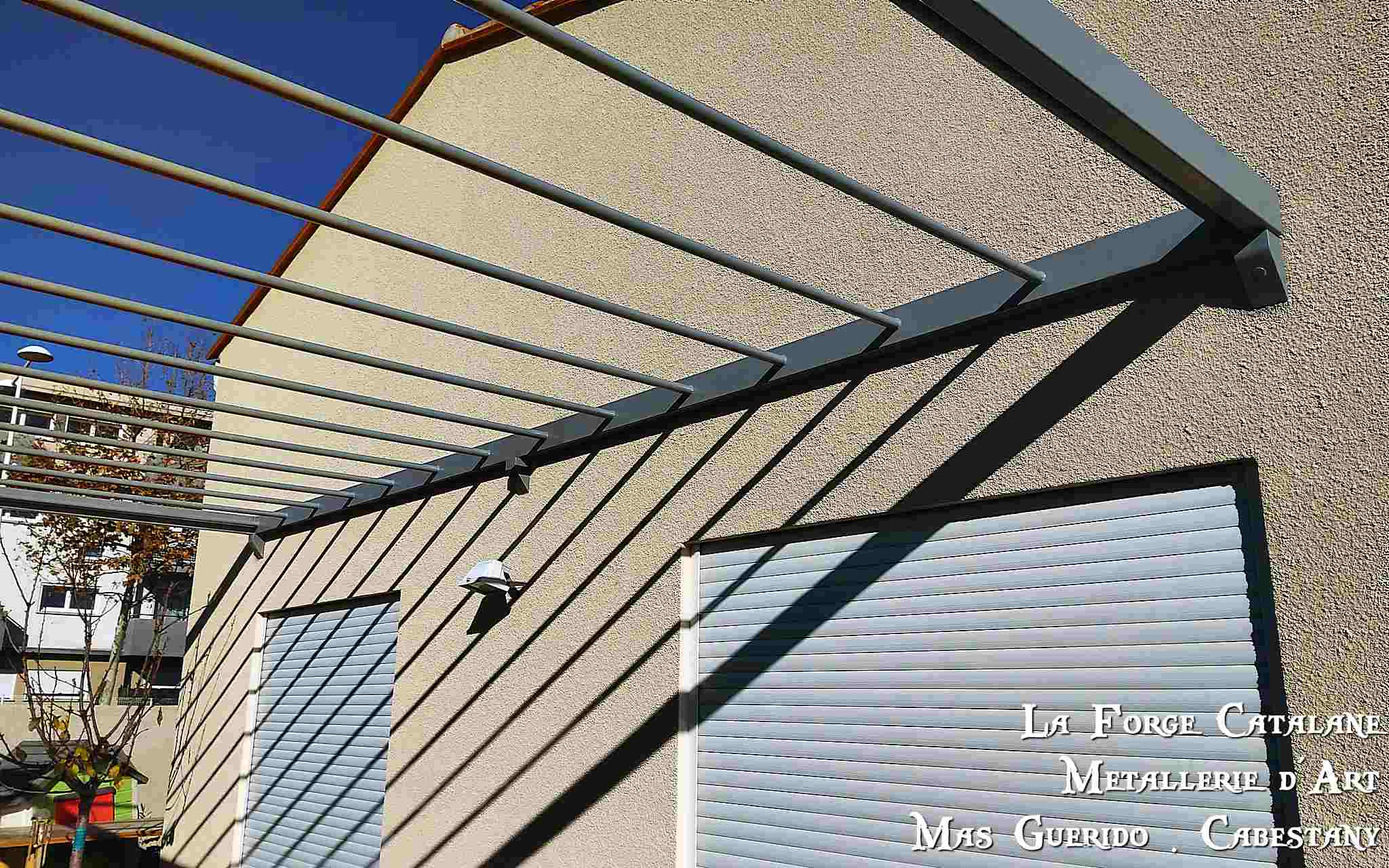 pergola en fer tube rectangulaire toit plat montage sur corbeaux forge catalane.jpg